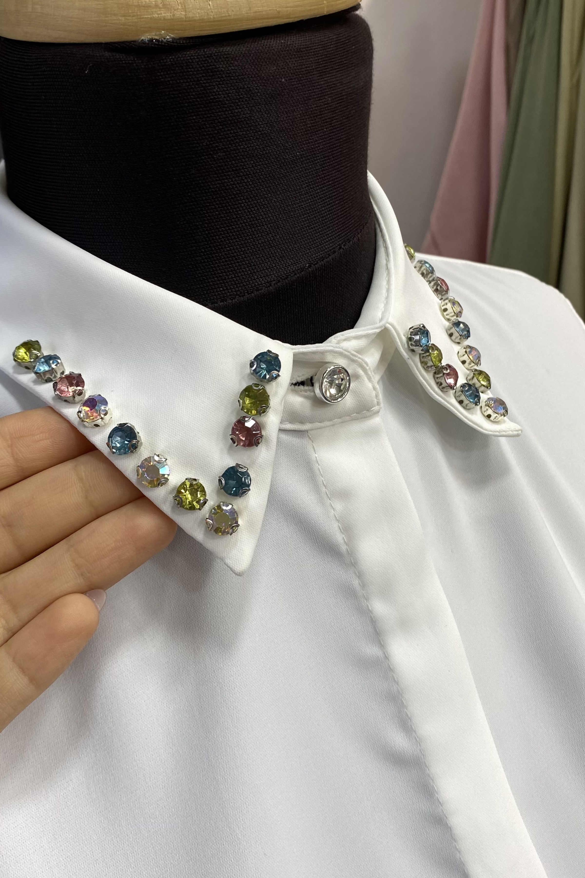 Yakası Taşlı Basic İç Göstermeyen Şık Gömlek