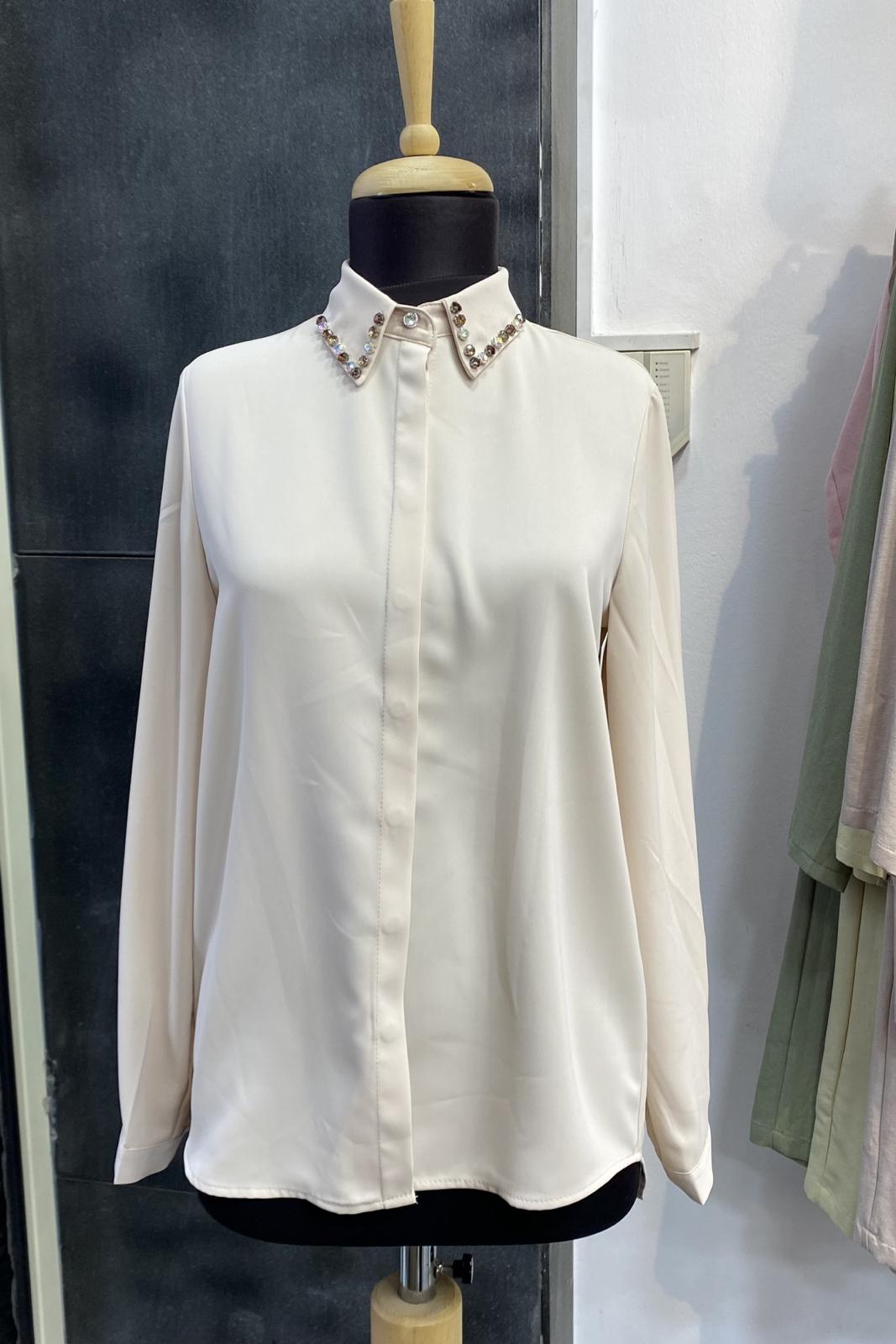 Yakası Taşlı Basic İç Göstermeyen Şık Gömlek